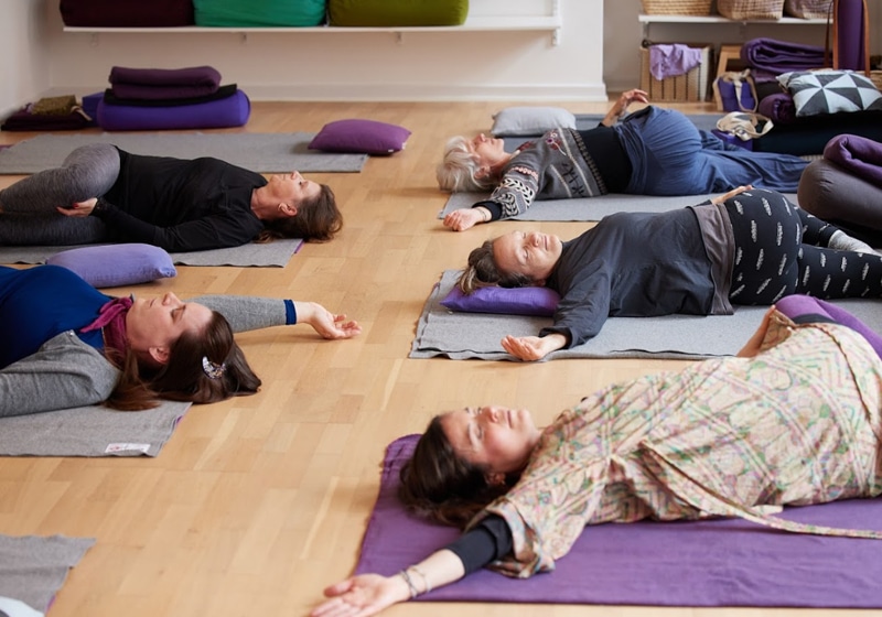 Undervisningsformen i yoga er rolig